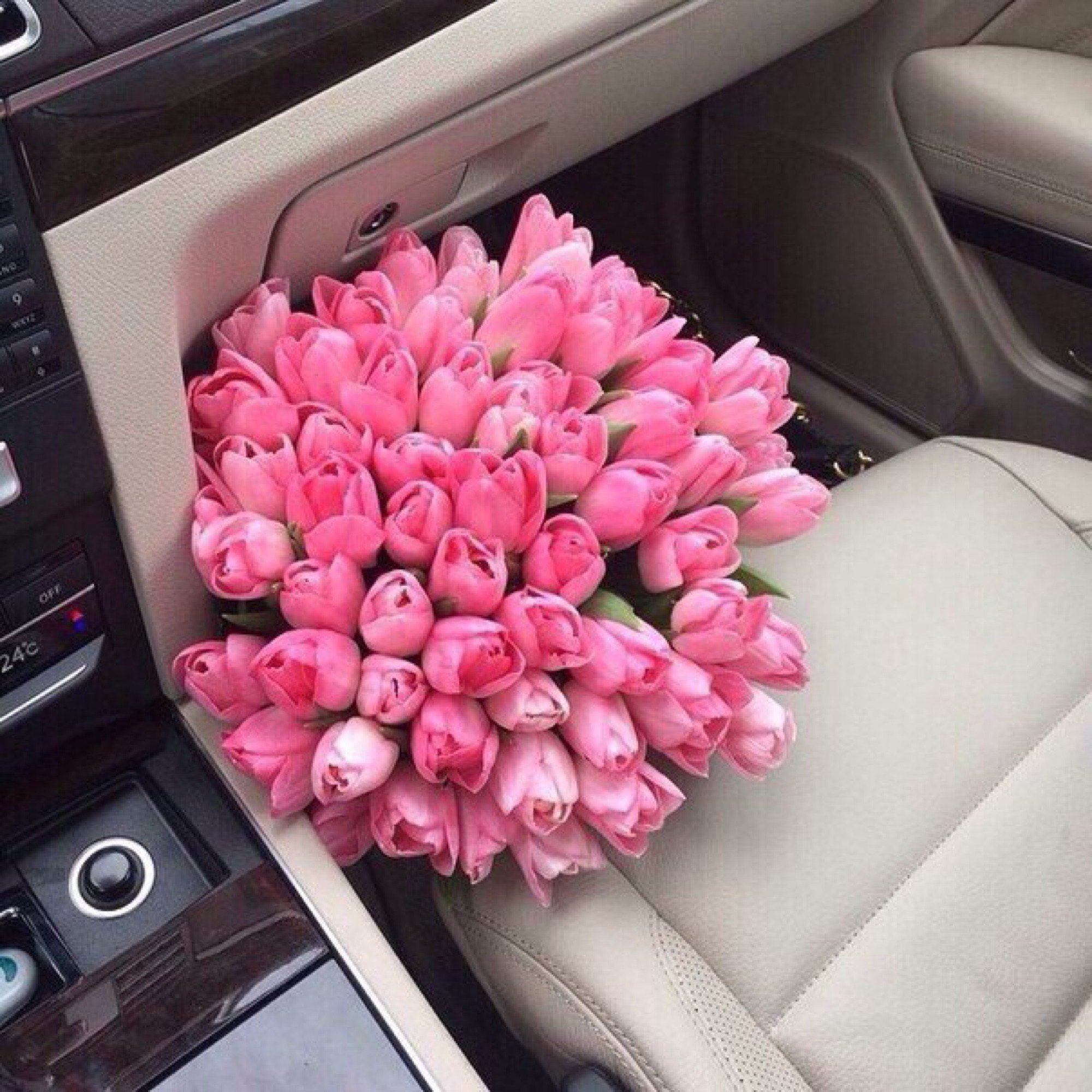 Фото у машины с цветами